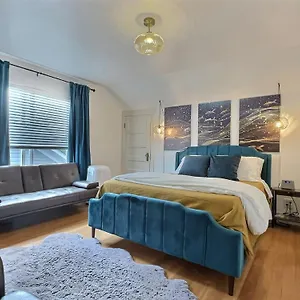 Burke House Collection - Main House Homestay Seattle